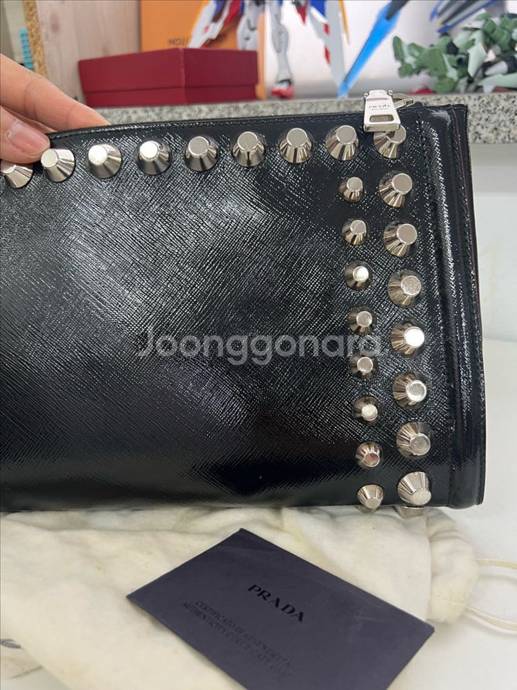 정품) 프라다 스터드 클러치백 풀구성--4