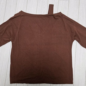 브라운 색상의 컷아웃 긴팔 오프숄더 티셔츠