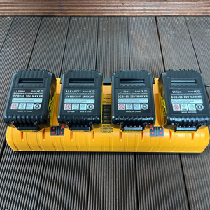 디월트 배터리 호환 충전기 12V 20V DCB104