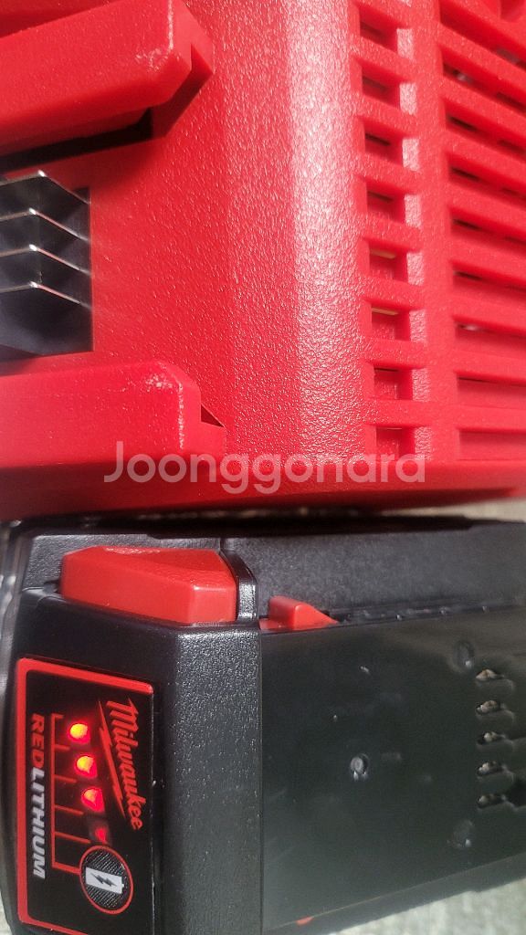 밀워키 배터리 듀얼충전기 팝니다--3