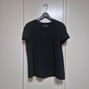 녹섭 v-neck tuck A-line blouse b