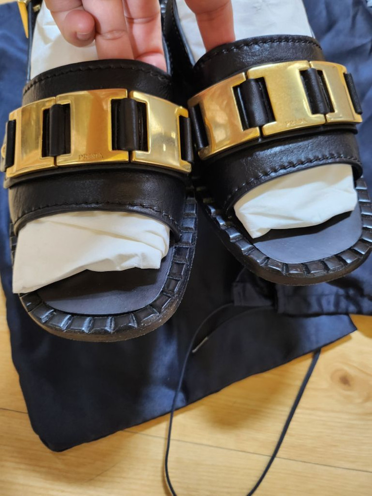 프라다 금장버클 샌들--1