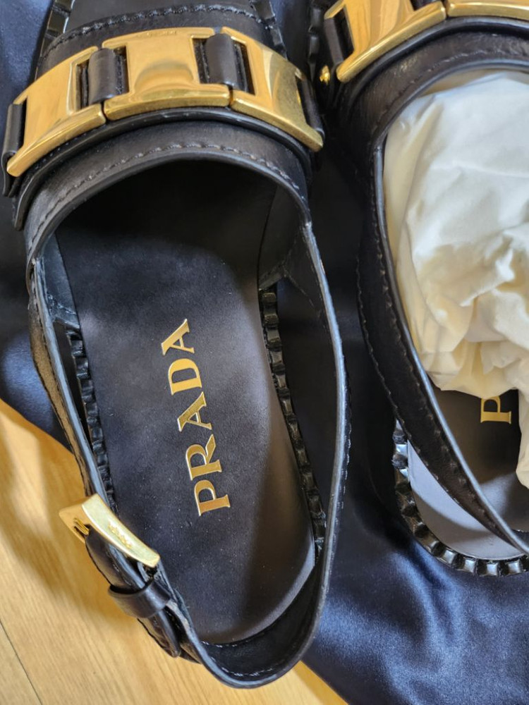 프라다 금장버클 샌들--2