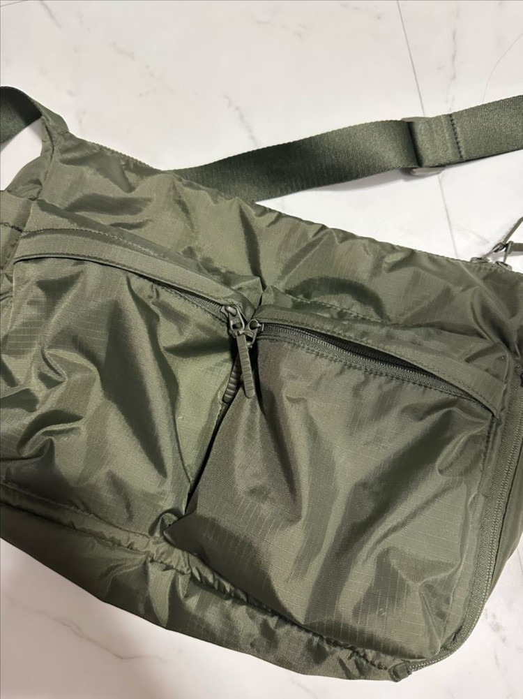 유니클로 멀티포켓 숄더백 올리브--2