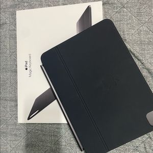 아이패드 프로 11 M4 정품 키보드 케이스 팝니다