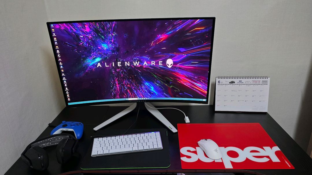 Alienware 32인치 4K OLED 모니터--1