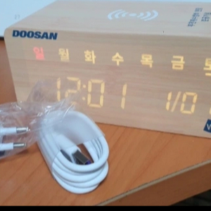두산 나무시계+무선충전기