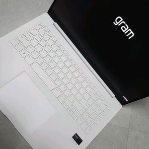 LG 그램프로 16 인치 주사율144Hz 화이트