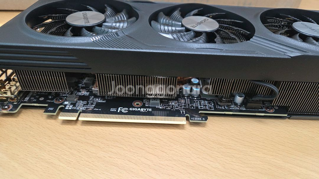 GIGABYTE 라데온 RX 7600XT--3