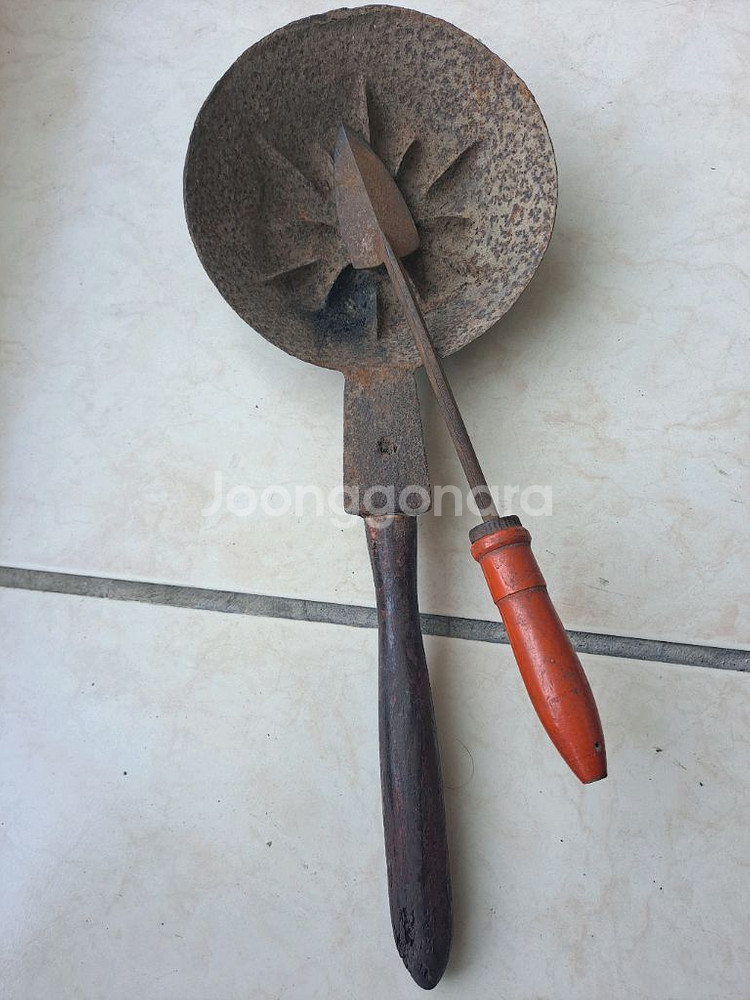 오래된 세월감 짜글짜글한 윤디 인두 다리미 골동품--0