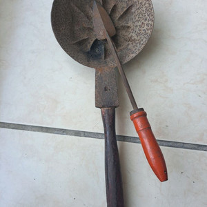 오래된 세월감 짜글짜글한 윤디 인두 다리미 골동품