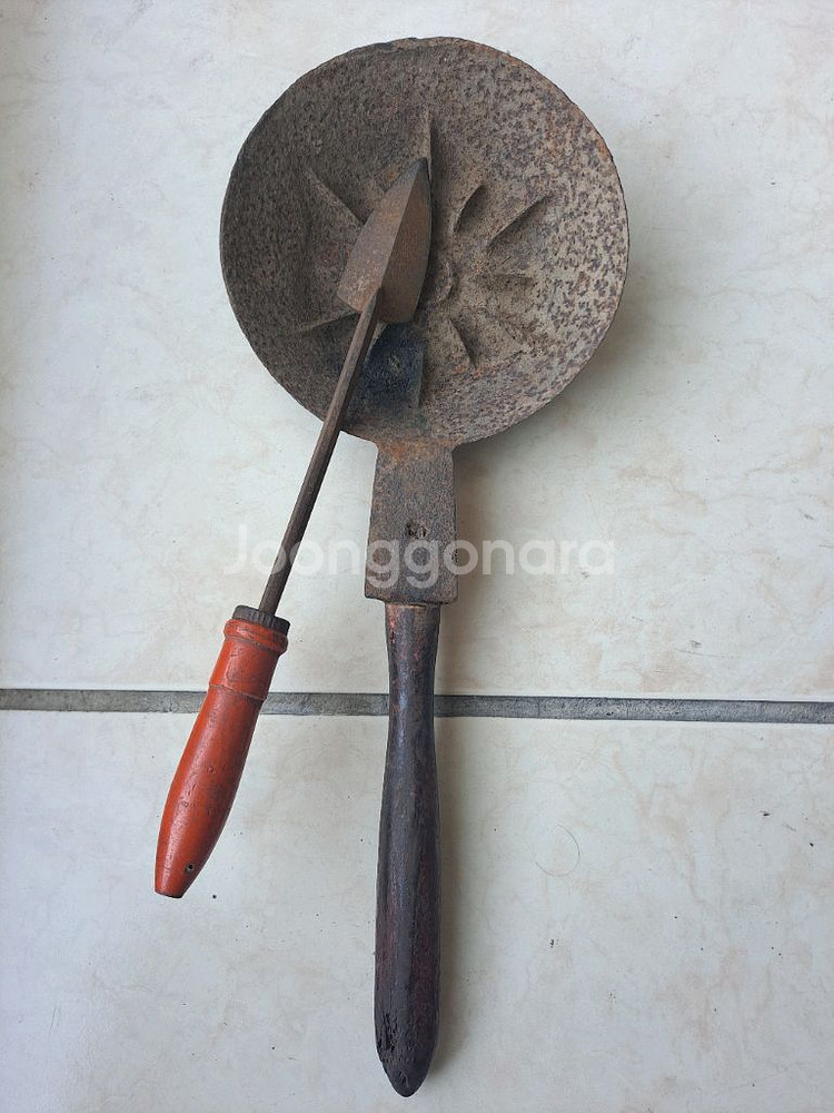오래된 세월감 짜글짜글한 윤디 인두 다리미 골동품--1