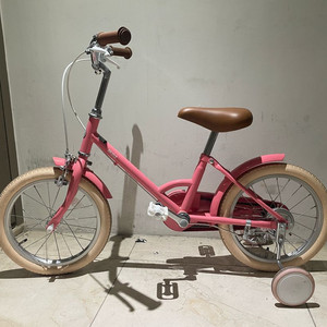 핑크색 자전거 (보조바퀴 o)