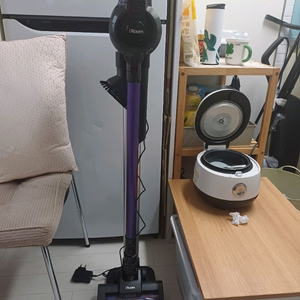 직거래)아이룸 무선청소기 AST-009+거치대