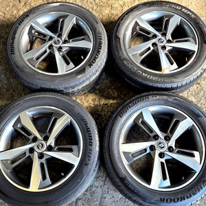 코란도C 18인치휠타이어 2255518 pcd112