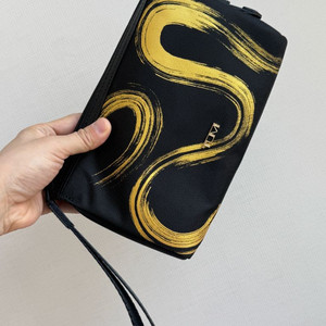 투미 스트랩 파우치 팝니다.