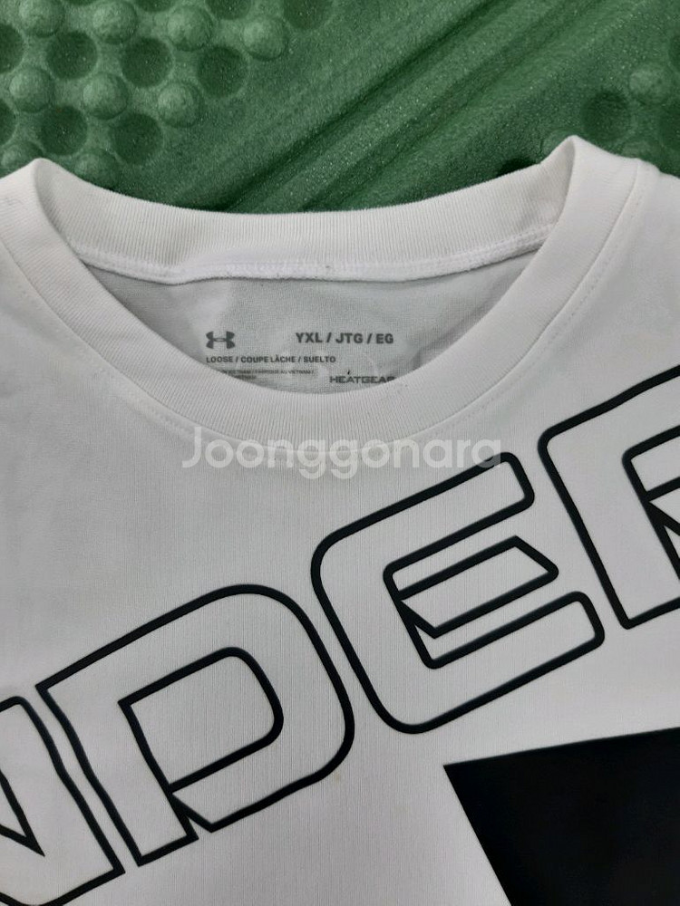 언더아머 흰색 반팔티--1