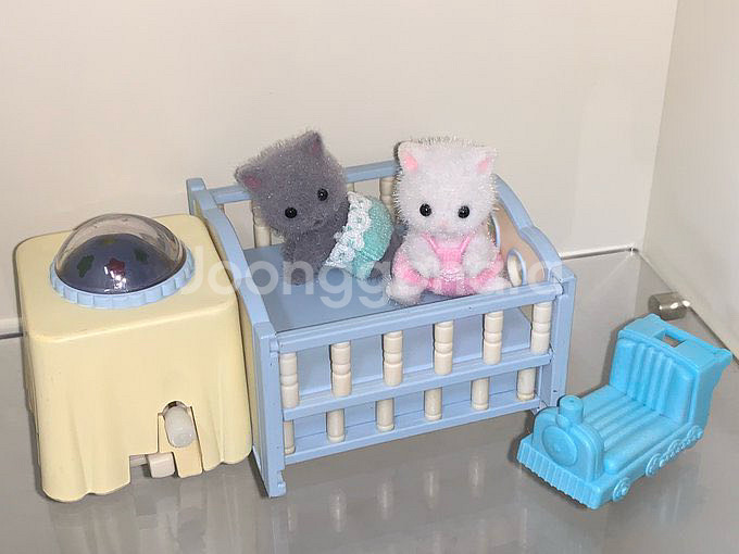 실바니안 고전 가구 불 들어오는 침대, 쌍둥이 고양이--0