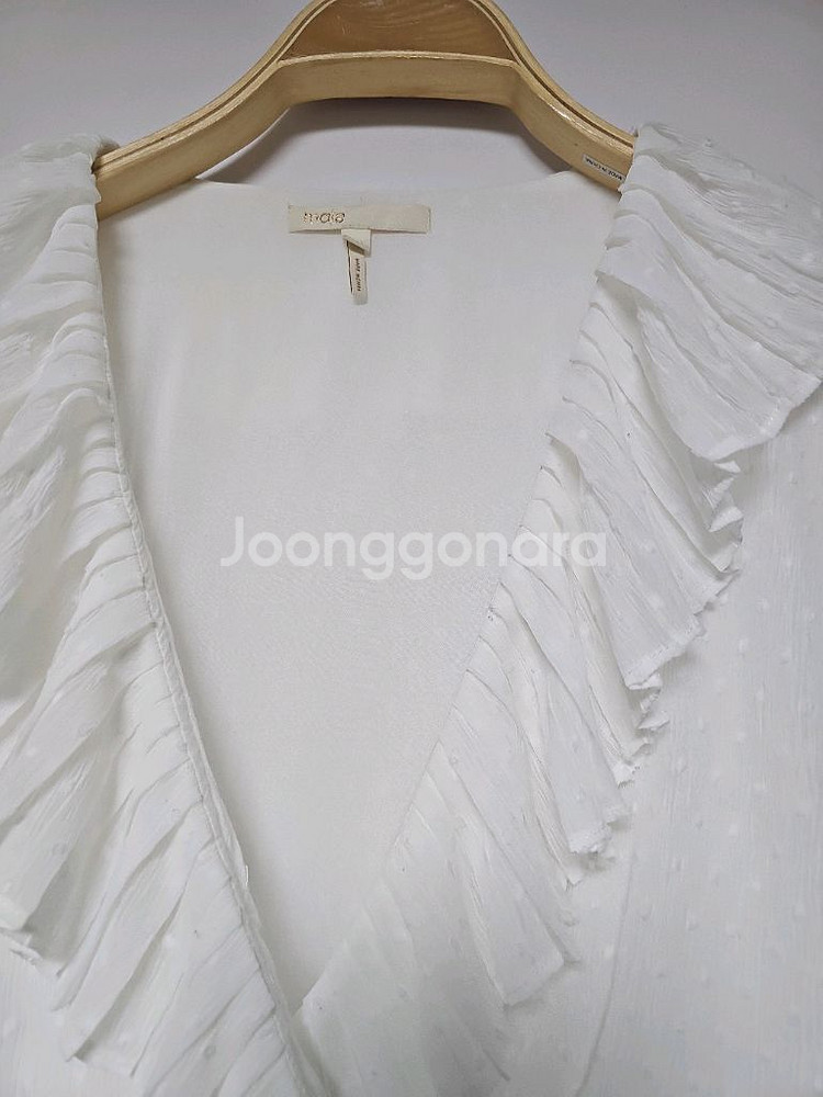 마쥬 화이트 도트 플리츠 크롭블라우스--5