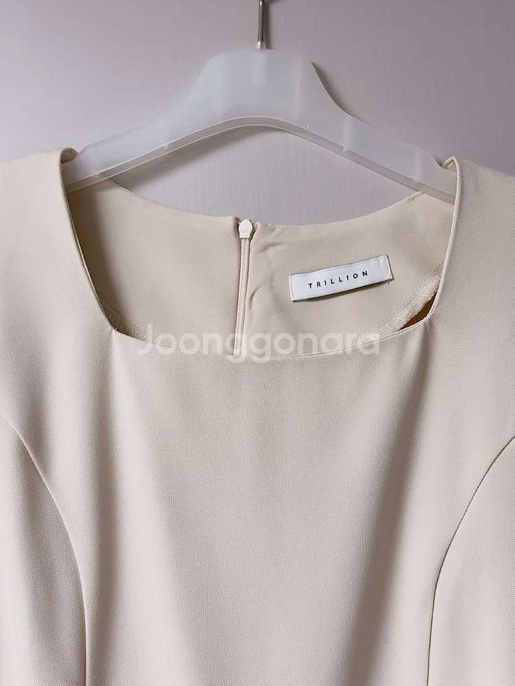 (F) 스퀘어넥 프릴 퍼프 블라우스 한번 착용--1