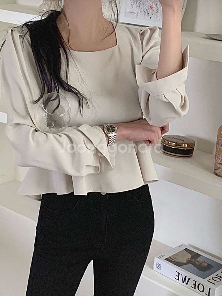 (F) 스퀘어넥 프릴 퍼프 블라우스 한번 착용--0