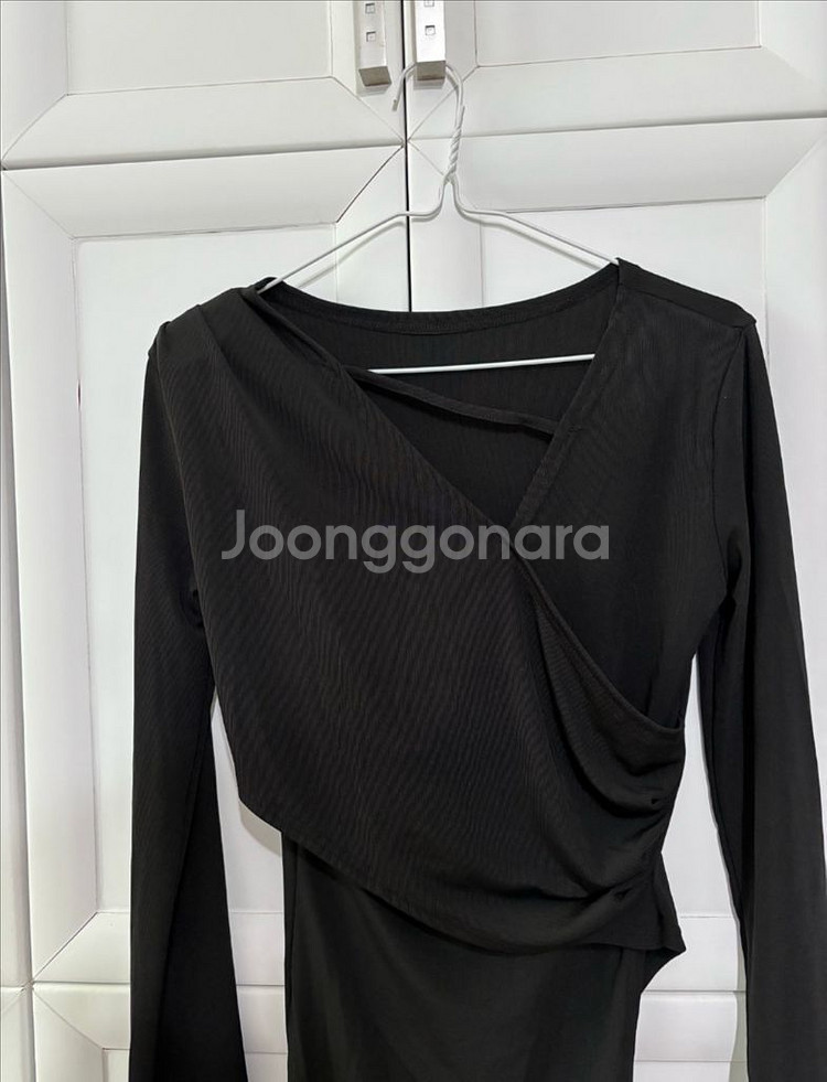 브이넥 스트랩 사이드 슬릿 슬림핏 긴팔 티셔츠--1