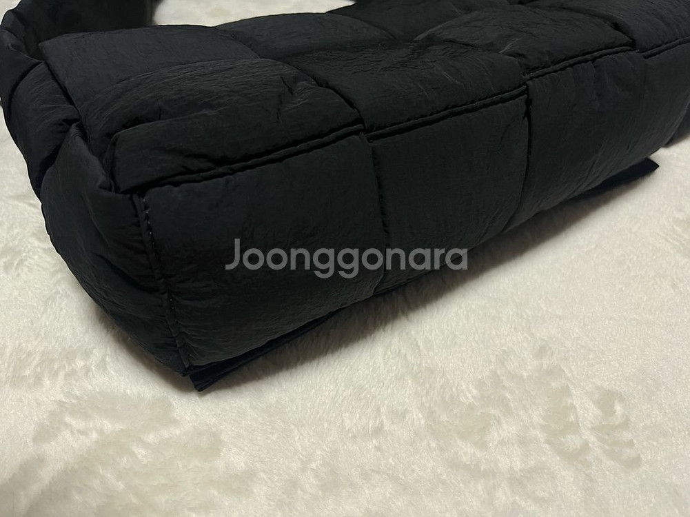 보테가베네타 패디드 테크 카세트백 미디움--5