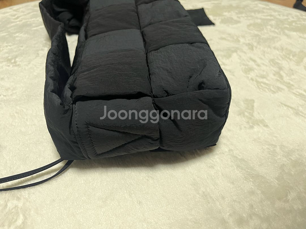 보테가베네타 패디드 테크 카세트백 미디움--3