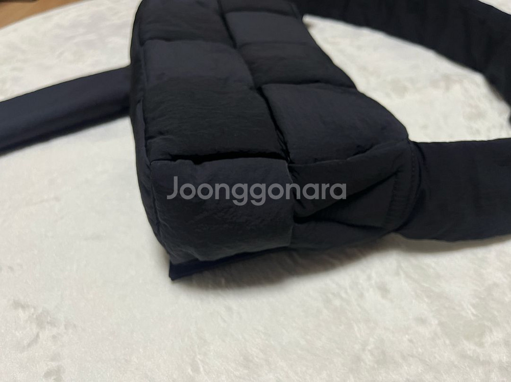 보테가베네타 패디드 테크 카세트백 미디움--4