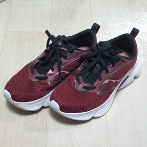 Saucony 써코니 러닝화 240