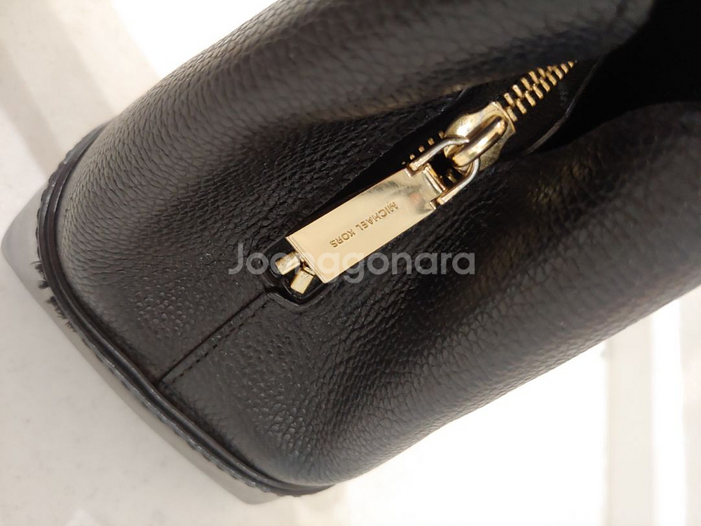 마이클코어스 크로스백--5