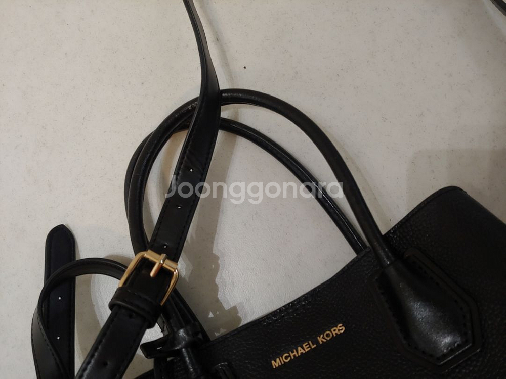 마이클코어스 크로스백--7