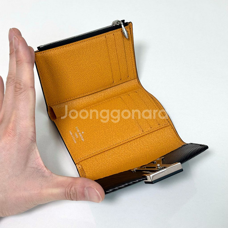 (새상품급) 루이비통 LV 그르넬 컴팩트 에피 반지갑--8