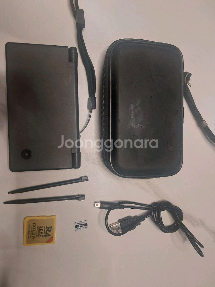 닌텐도DSi + R4칩(한글) 팝니다.--0