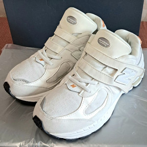뉴발란스키즈 2002R 200 운동화 아이보리