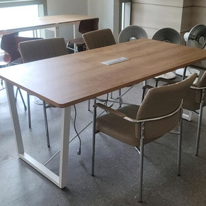 상태A급 테이블 판매합니다.
