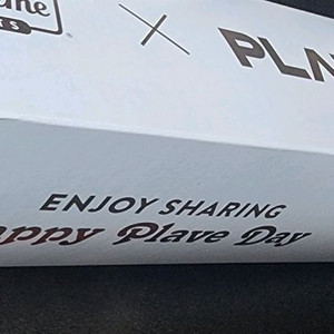 플레이브 콜라보 크리스피도넛 브로마이드 포스터