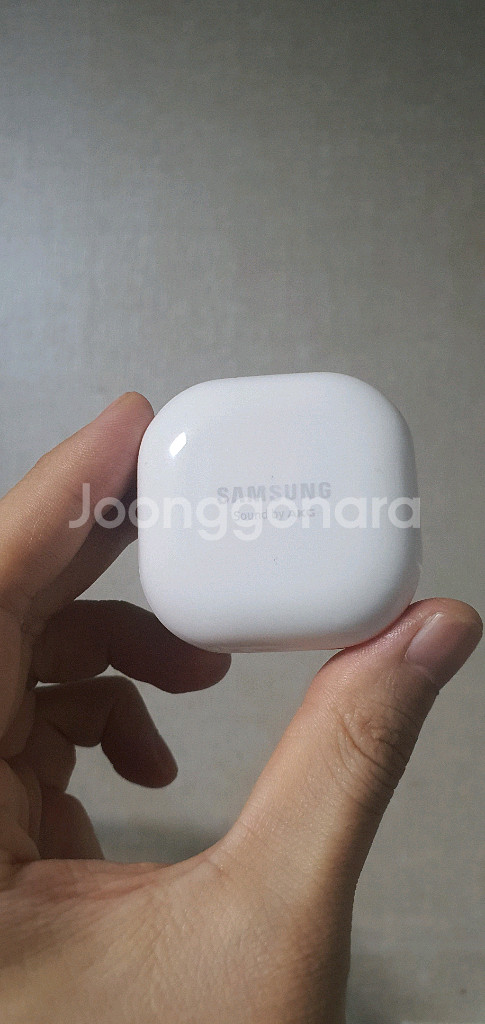 버즈 라이브 화이트 충전기 본체 판매합니다--0