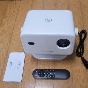 매직큐빅 L018 스마트 프로젝터팝니다