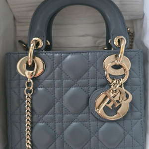Lady Dior 미니 백 램스킨