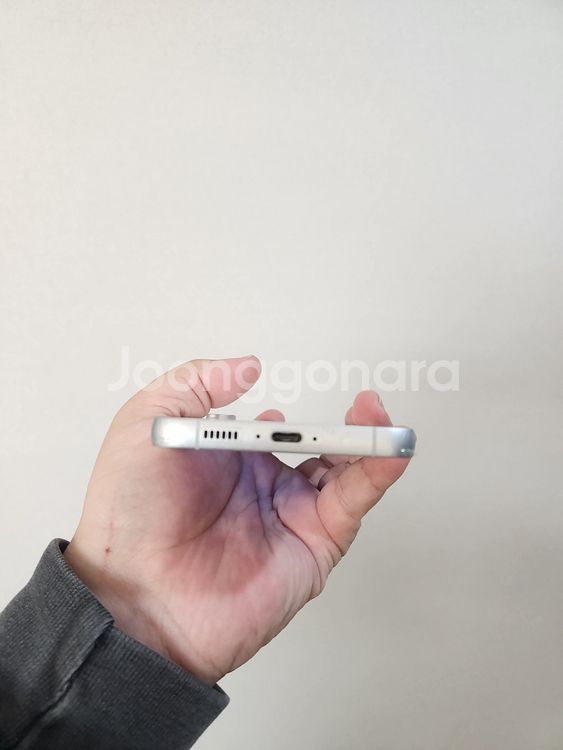 갤럭시 S23FE 화이트 256기가 SS급 팔아요~--3