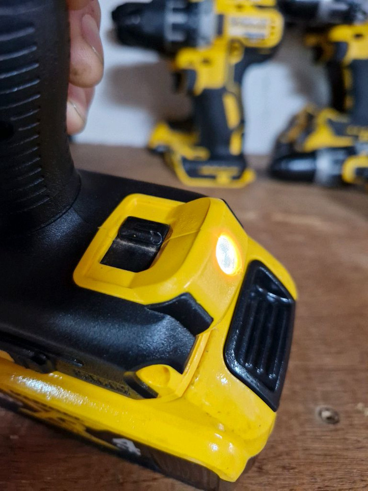 디월트충전함마드릴DCD796 배터리포함 A2-3번 이미지