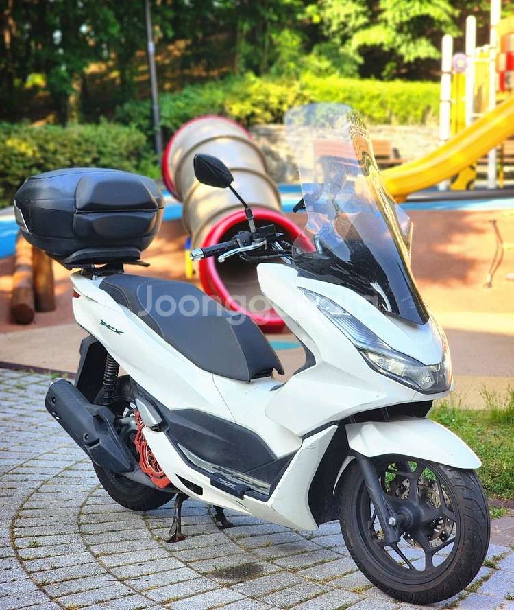 21년식 PCX125 ABS 화이트 1.6km 팝니다.--0