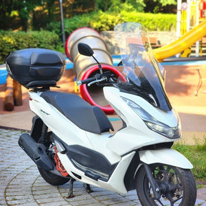 21년식 PCX125 ABS 화이트 1.6km 팝니다.