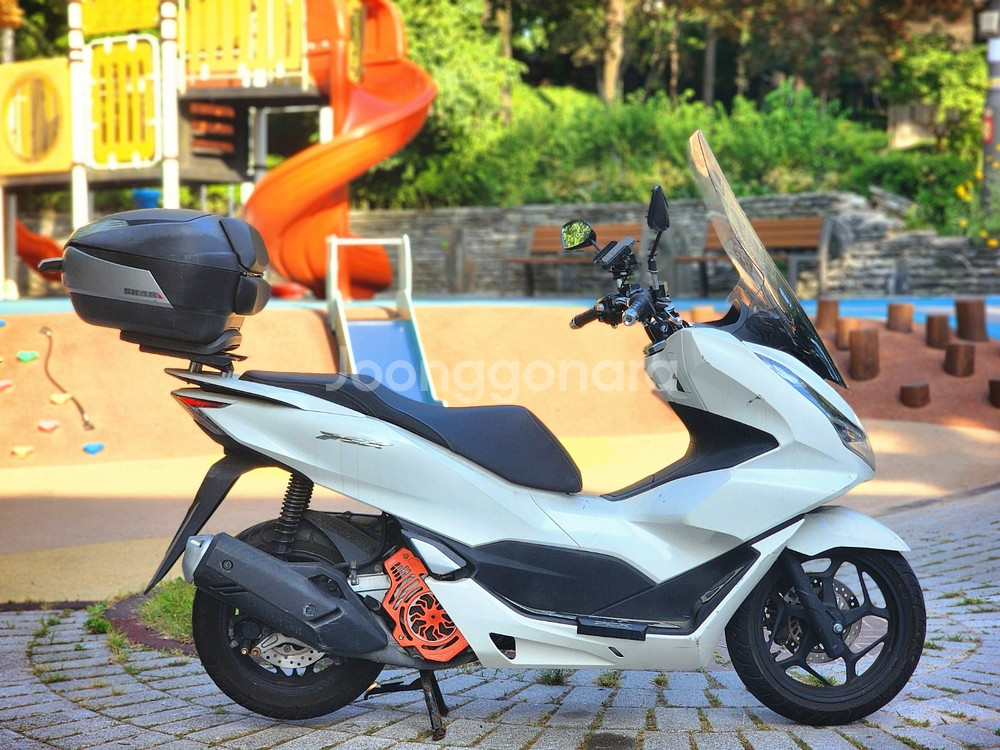 21년식 PCX125 ABS 화이트 1.6km 팝니다.--1