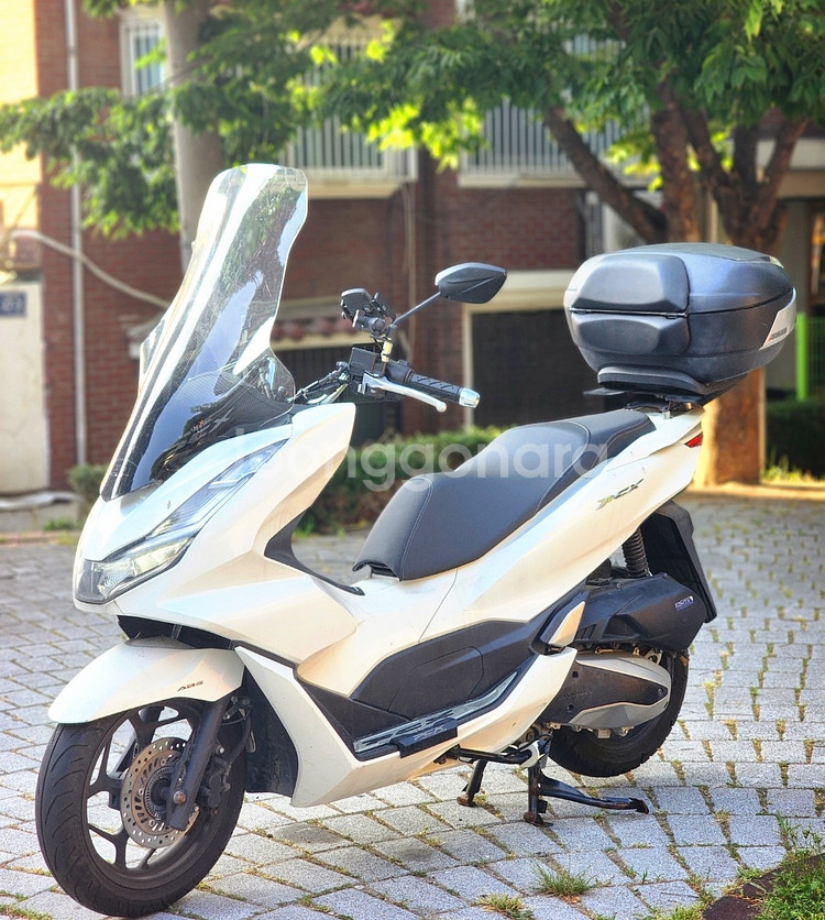 21년식 PCX125 ABS 화이트 1.6km 팝니다.--3