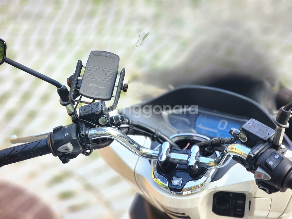 21년식 PCX125 ABS 화이트 1.6km 팝니다.--6