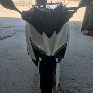 Xmax300 21년식 올카팝니다.