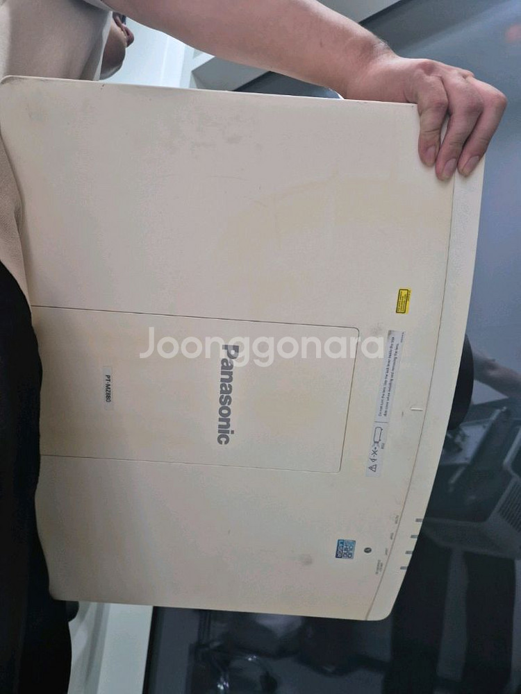 빔프로젝트 파나소닉 PT-MZ880/8000안시 팔아요--1
