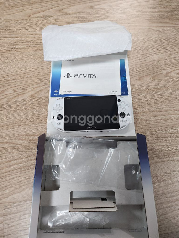 PS VITA2세대 화이트 색상 판매합니다.--0